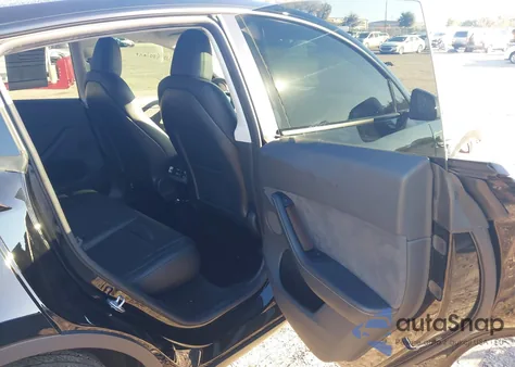 2025 Tesla Model Y Long Range Single Motor Rear-Wheel Drive z USA, uszkodzony, nr VIN 7SAYGDED9SA355819